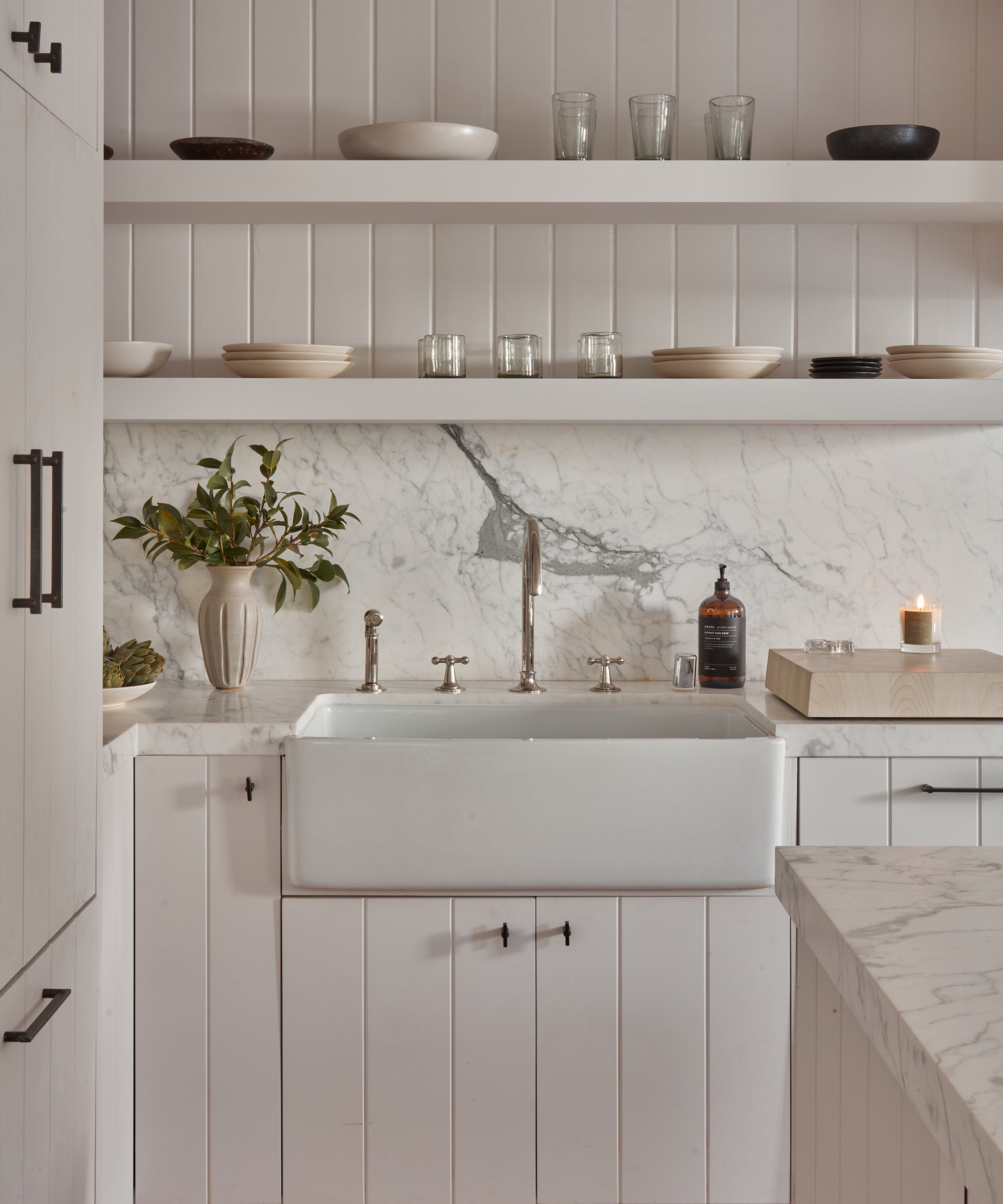 http://www.jennikayne.com/cdn/shop/articles/home-organization-jenni-kayne-home-white-marble-kitchen-oak-spa.jpg?v=1677271628